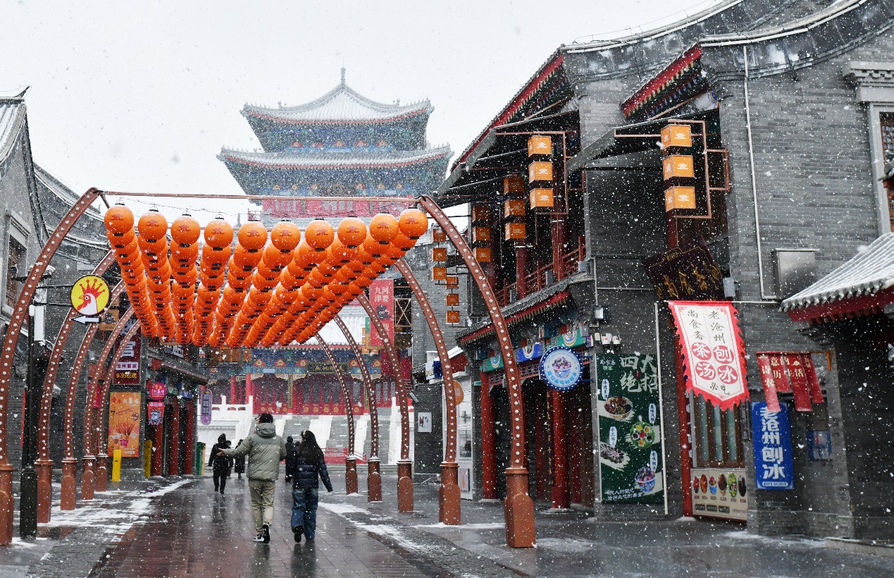 2月6日，市民与游客在沧州南川老街“打卡”游玩。苑立伟摄