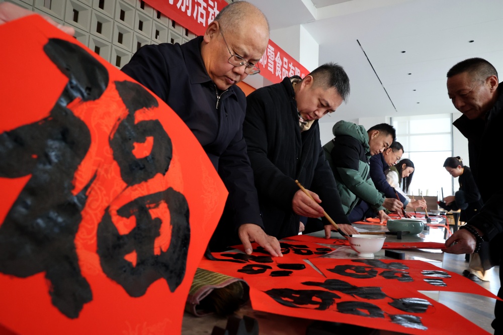邯山区文联组织的书法名家到辖区企业书写春联。陈征摄
