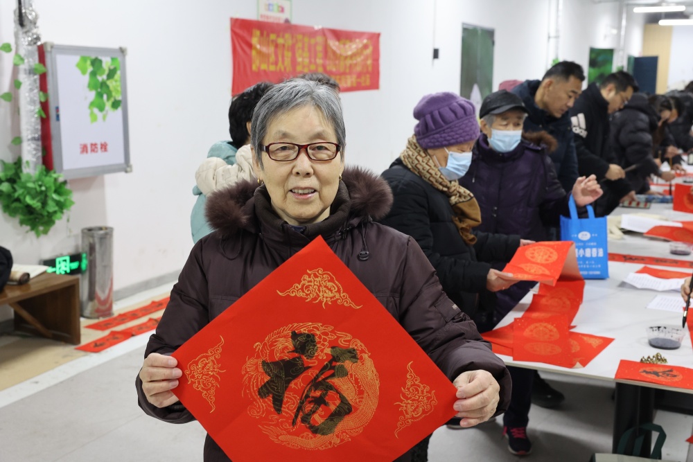 滏一社区公园明筑小区为居民在展示拿到的“福”字。李昊摄