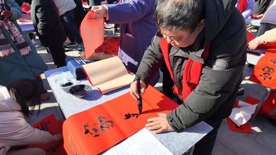 書法家寫春聯現場。王琪瑞攝