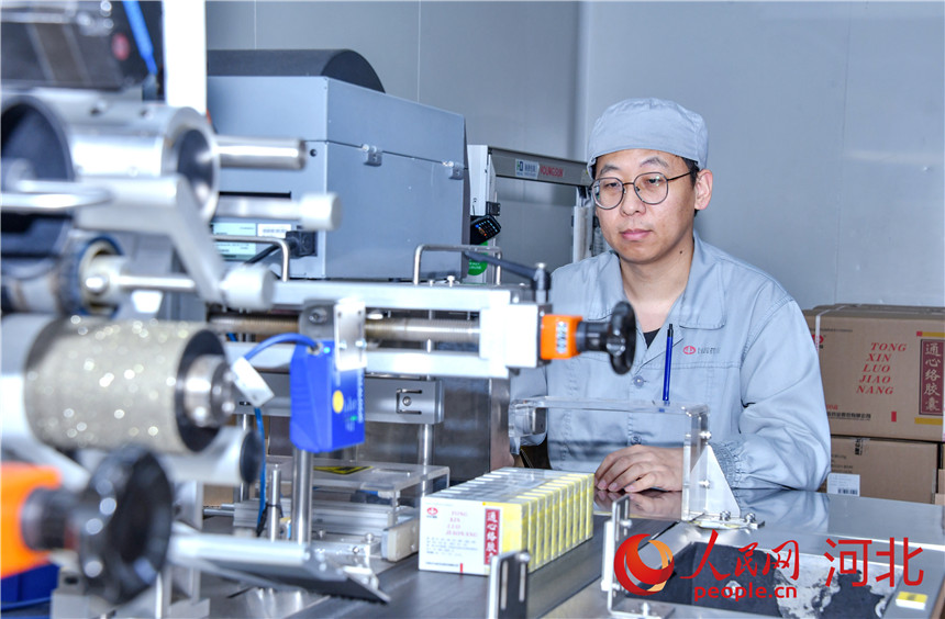 在以岭药业制剂车间,工人忙碌在生产一线。人民网记者 王红摄