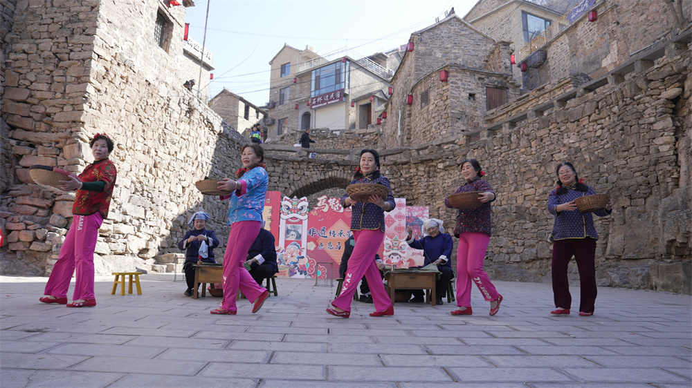 民俗节目《老区人民忙五更》在涉县大洼村精彩上演。杨彦忠摄
