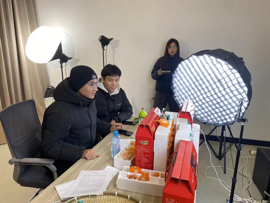 馆陶县“返家乡”大学生模拟直播场景。杨佳瑞摄