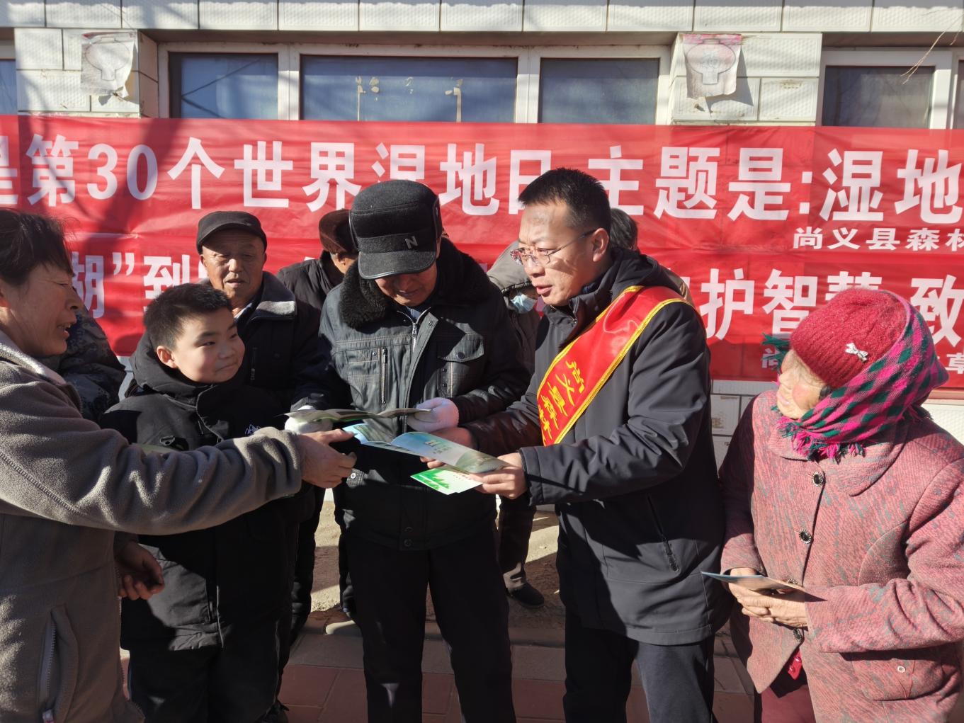 工作人員入村宣傳。高建雄攝