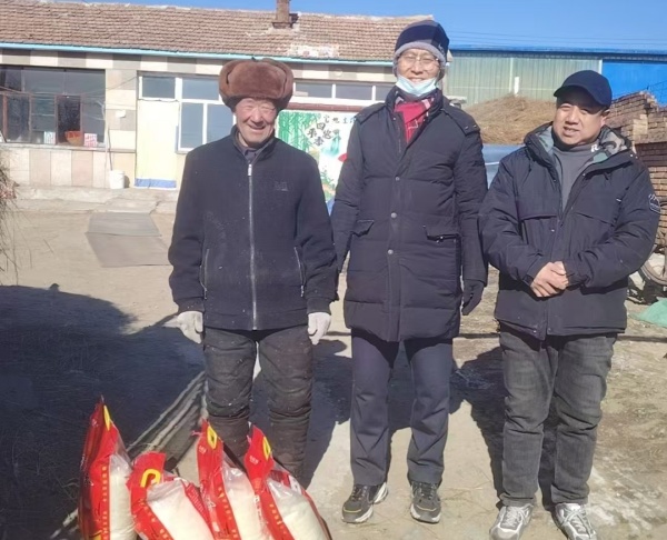 慰問村民。張宇供圖