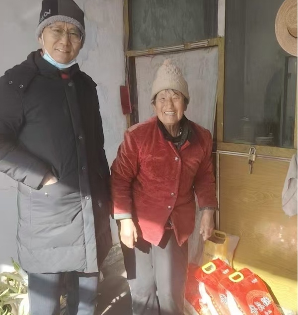 慰問村民。張宇供圖