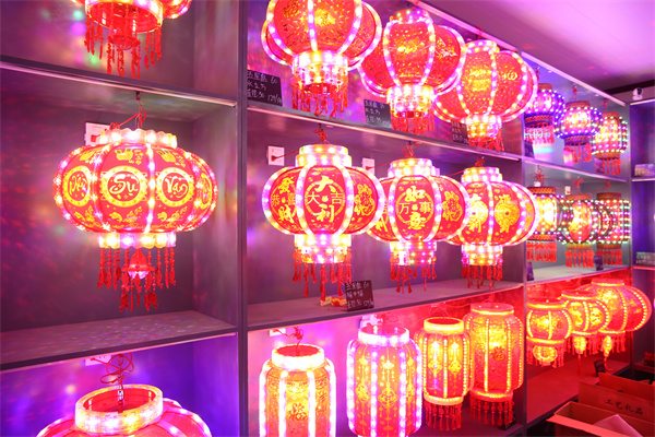 宮燈展廳內,新型LED電子彩燈展現著古老技藝與現代科技的完美融合。趙亞龍攝