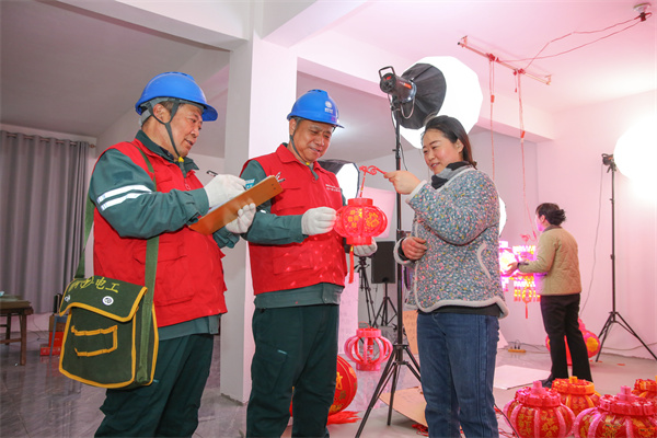 在宮燈企業的電商直播內,西庄供電所服務隊員正向企業負責人詳細了解直播期間的用電需求,助力線上銷售。趙亞龍攝