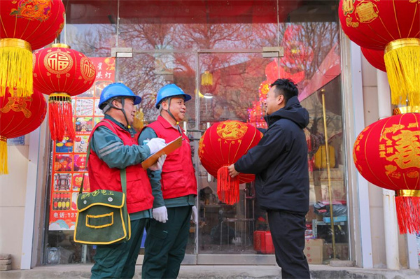 在屯頭村的一家宮燈門店,供電服務隊員正與店主深入交流,了解經營狀況,征集用電服務建議。趙亞龍攝
