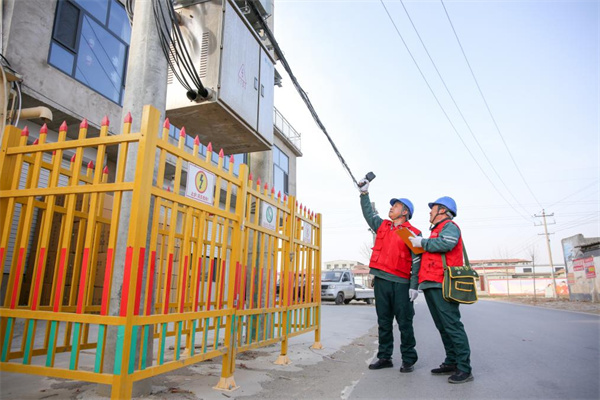 供電服務隊員對屯頭村內變壓器進行巡視測溫,排查安全隱患,確保供電設備健康運行。趙亞龍攝
