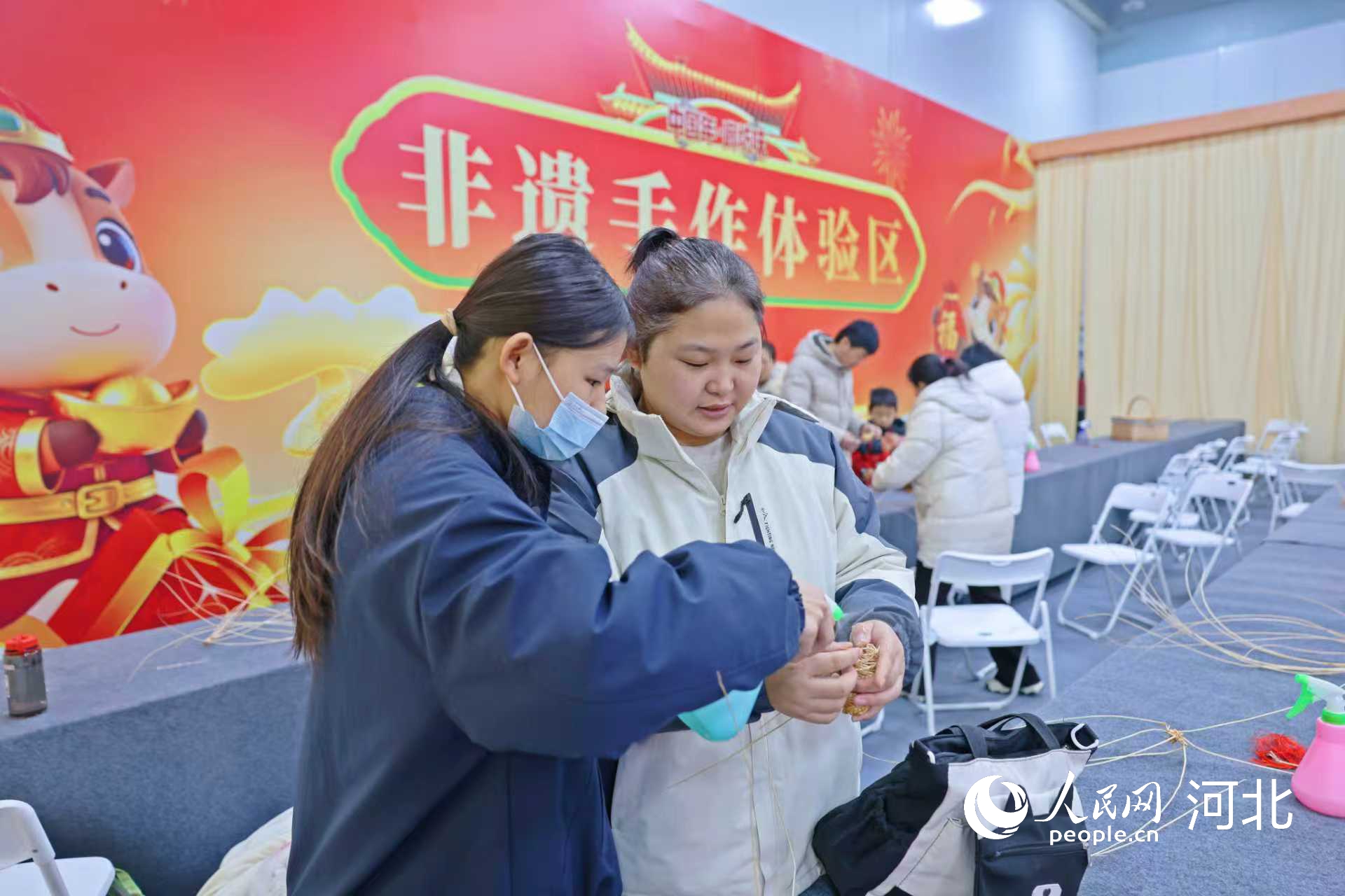 市民游客正在体验非遗手作。人民网 于雪晴摄