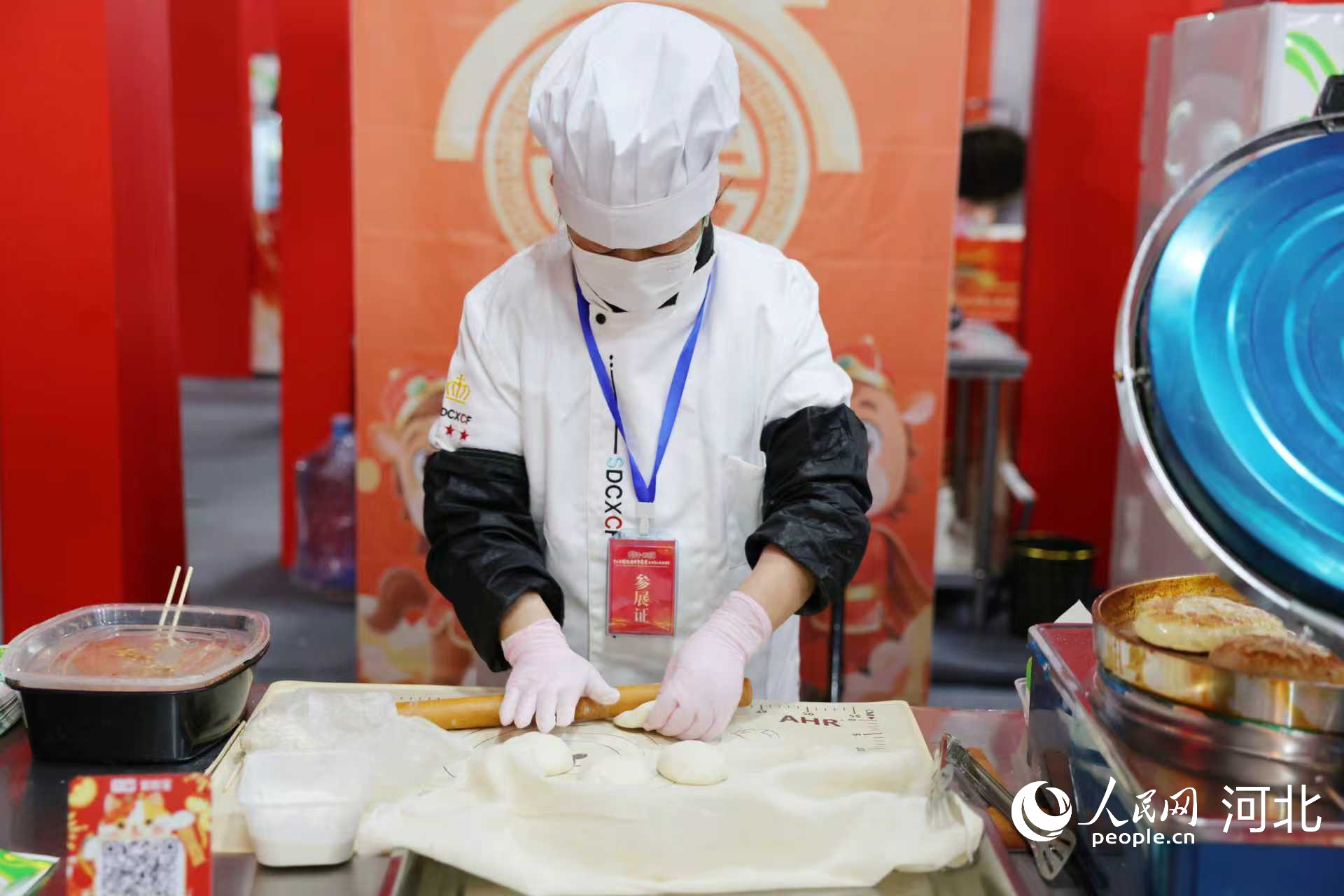 师傅正在擀制肉饼面皮。人民网 于雪晴摄
