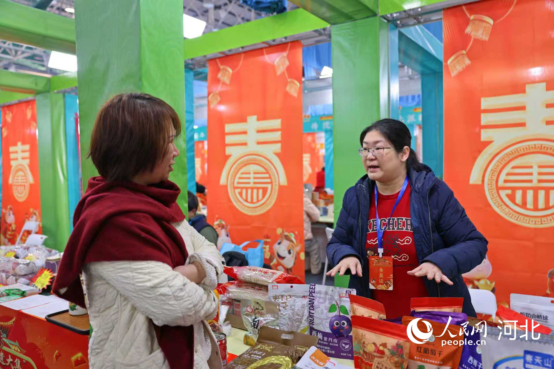 市民正与卖家交流。人民网 于雪晴摄