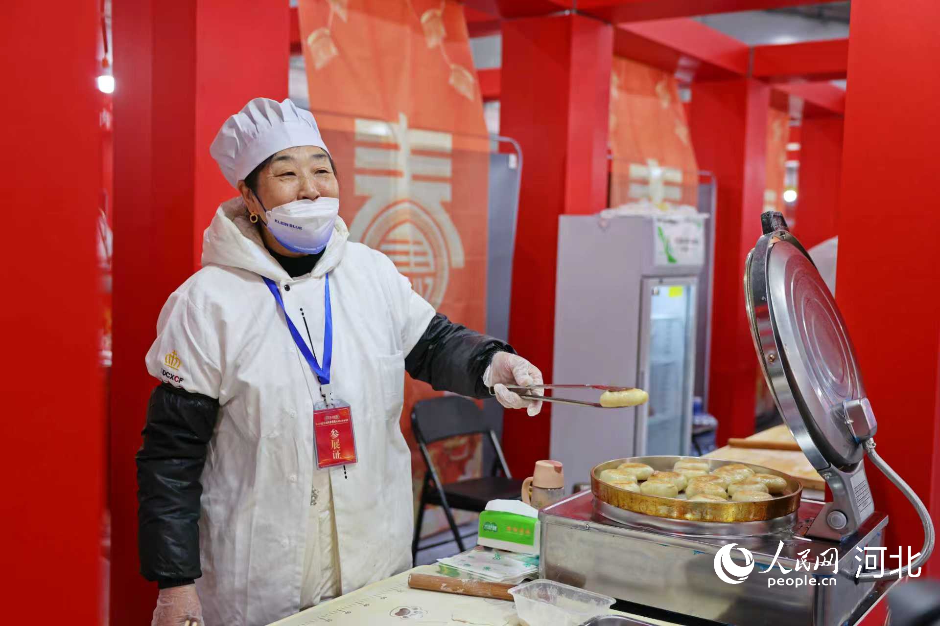 卖家向市民游客展示肉饼。人民网 于雪晴摄