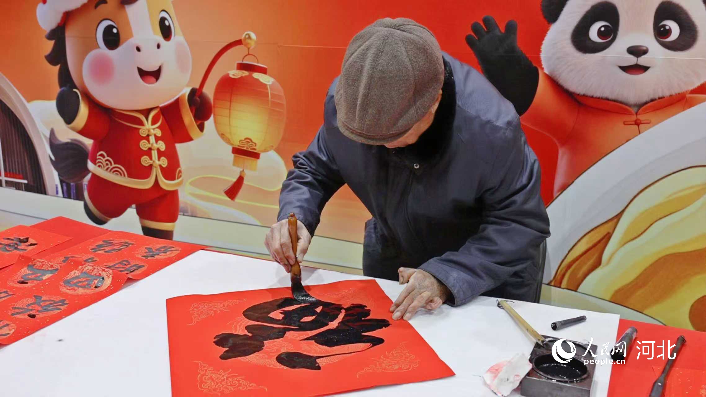 老人正在写福字。人民网 于雪晴摄