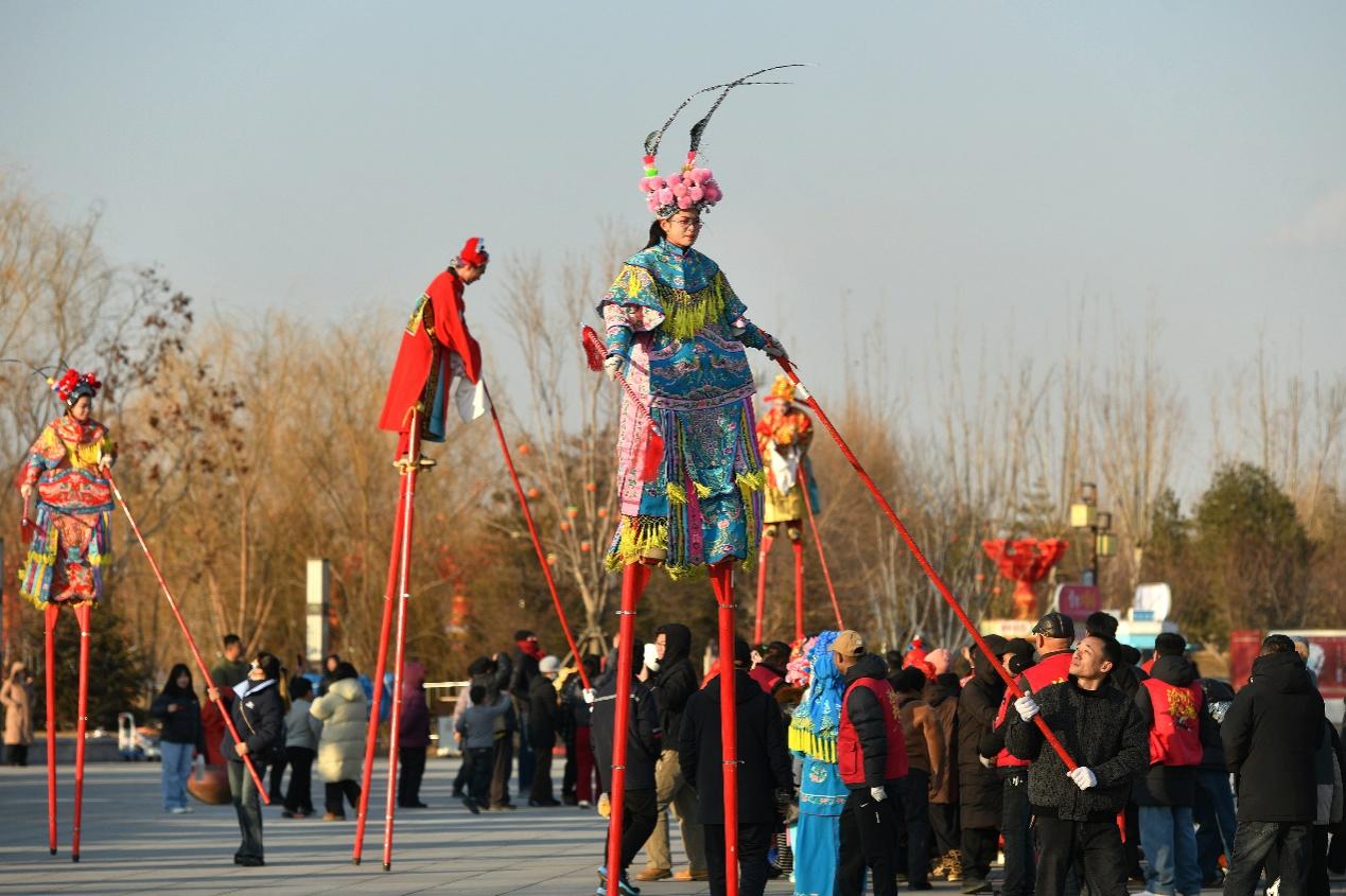 2月7日，演员在沧州园博园表演高跷。苑立伟摄