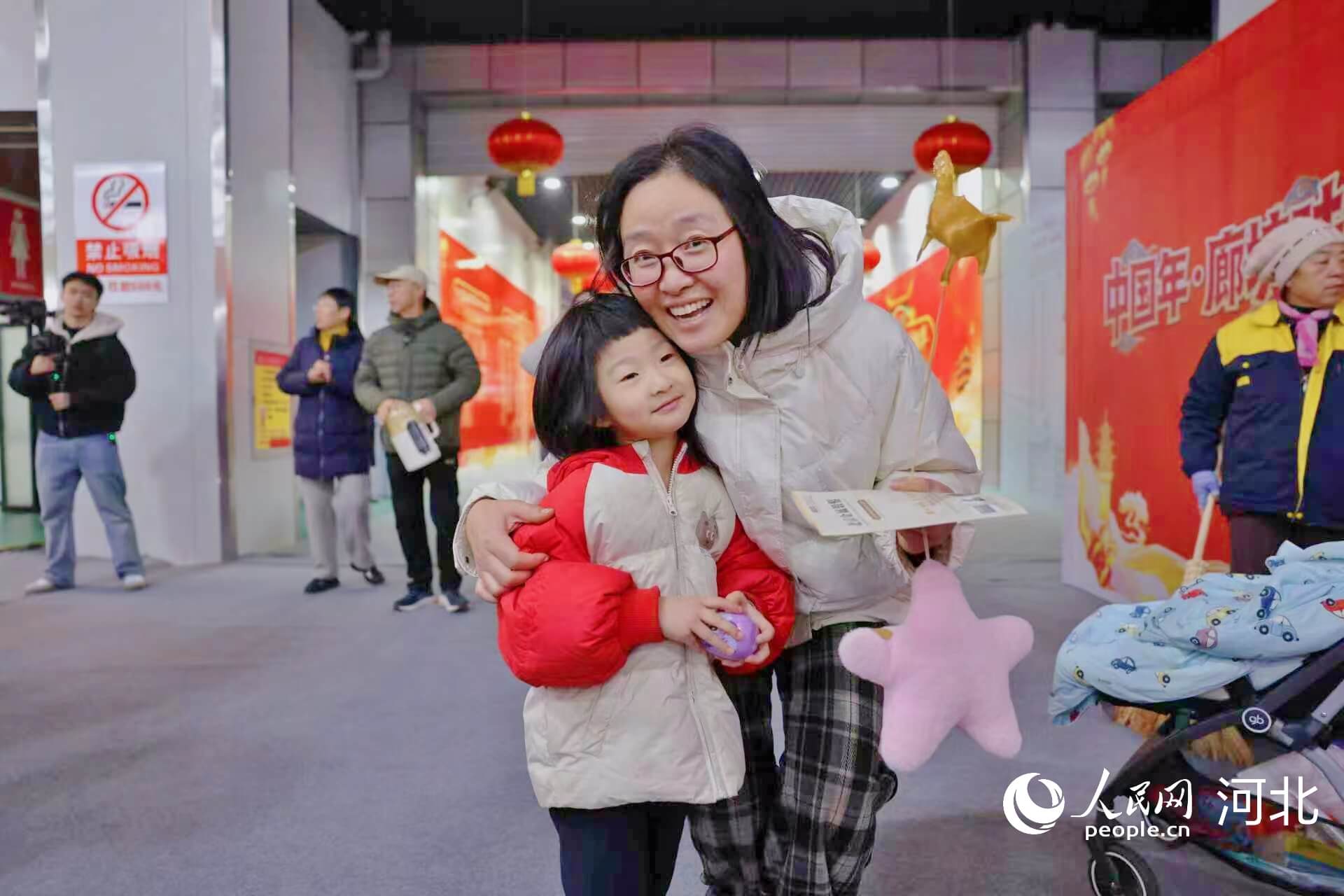 母女快乐地逛年货节。人民网 于雪晴摄