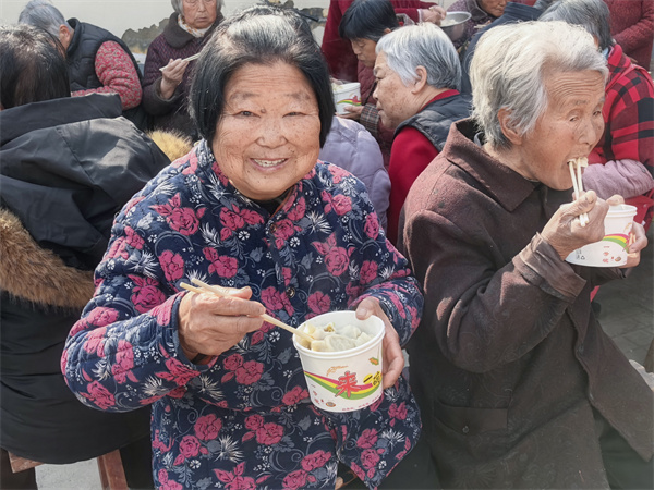 鸡泽县曹庄镇史邱寨村小年团圆饭现场，老人正在吃水饺。吴军山摄