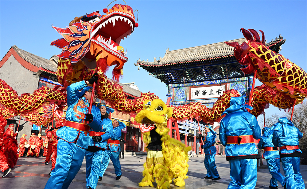 宣化古城墙下狮舞龙腾。陈晓东摄