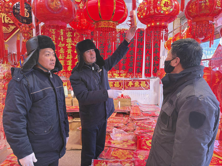 國網豐寧縣分公司大閣鎮供電所於洪濤春節前走訪客戶提醒用電安全。謝涵攝