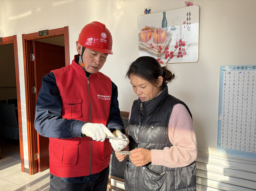 國網豐寧縣供電分公司大閣鎮供電所於洪濤春節前走訪居民詢問用電需求。謝涵攝