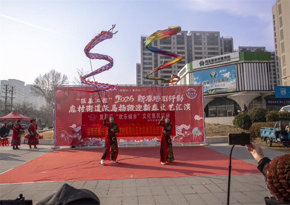 在文艺演出区，社区居民带来了自编自导自演的节目。聂长青摄