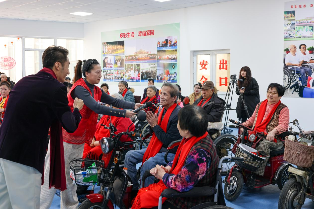“欢乐接歌词”游戏环节。马佳明摄