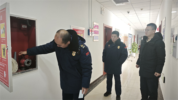 工作人员正在检查消防器材。冯苗摄