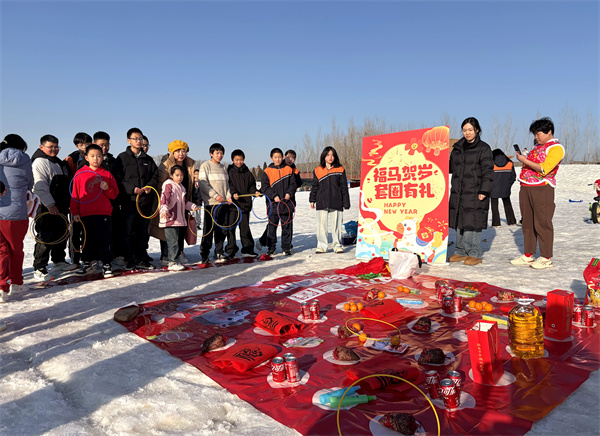 参与者们正在进行套圈。周晓婉摄