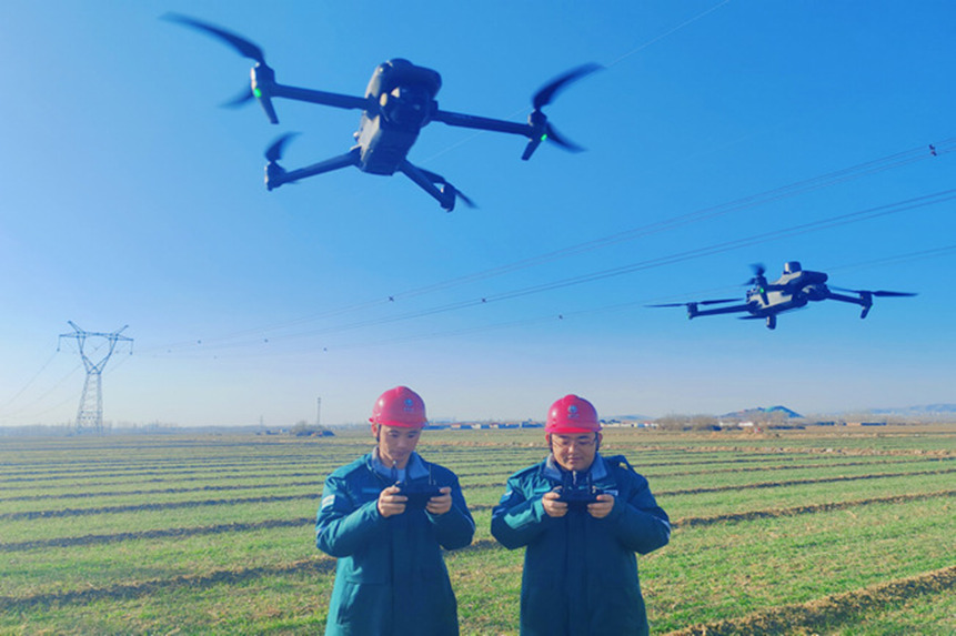 河北送变电公司运检人员运用无人机巡检线路跨越段。刘燃摄
