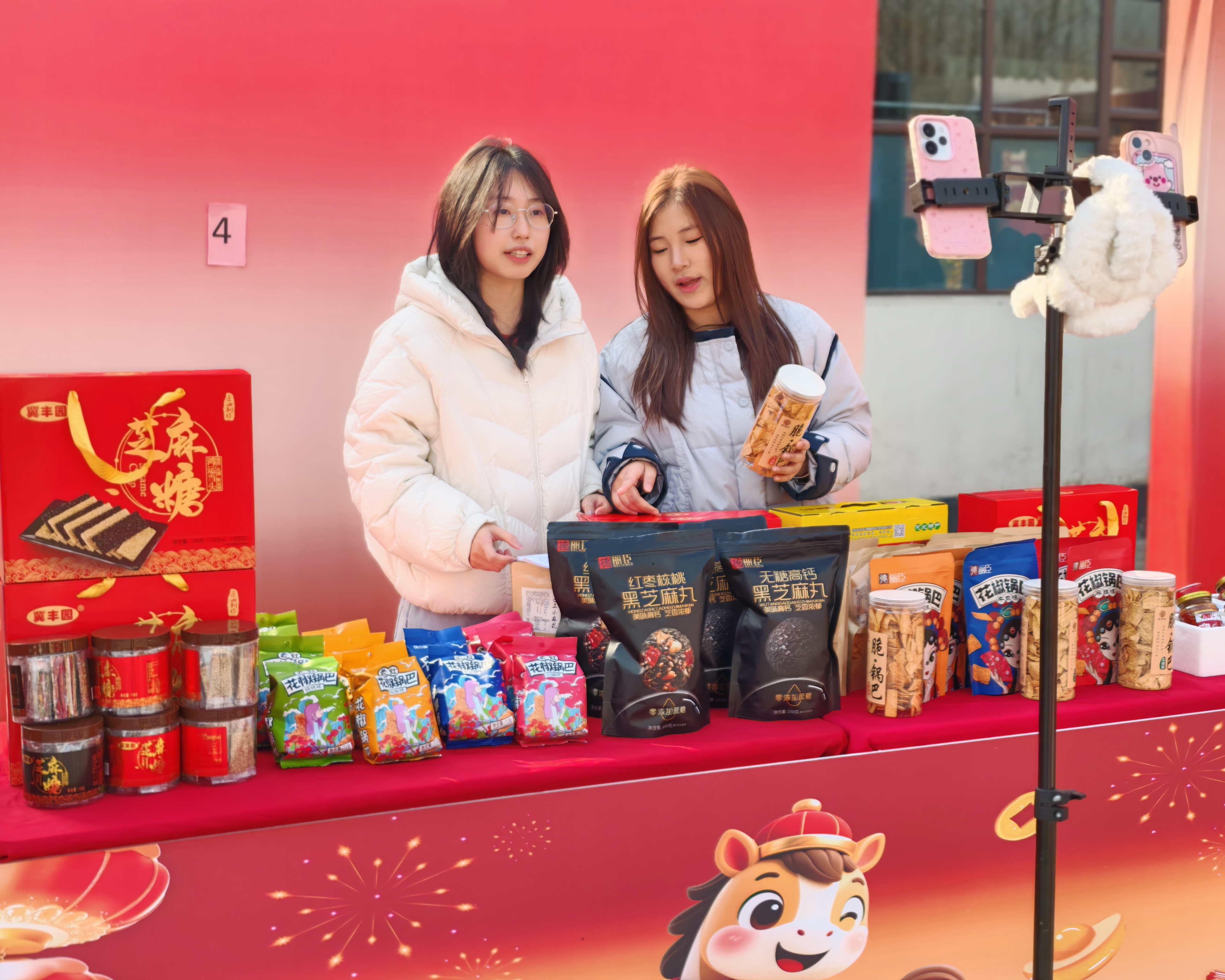 鸡泽县“线上+线下”年货节活动现场,主播正在讲解本地特色产品。苑卉鑫摄