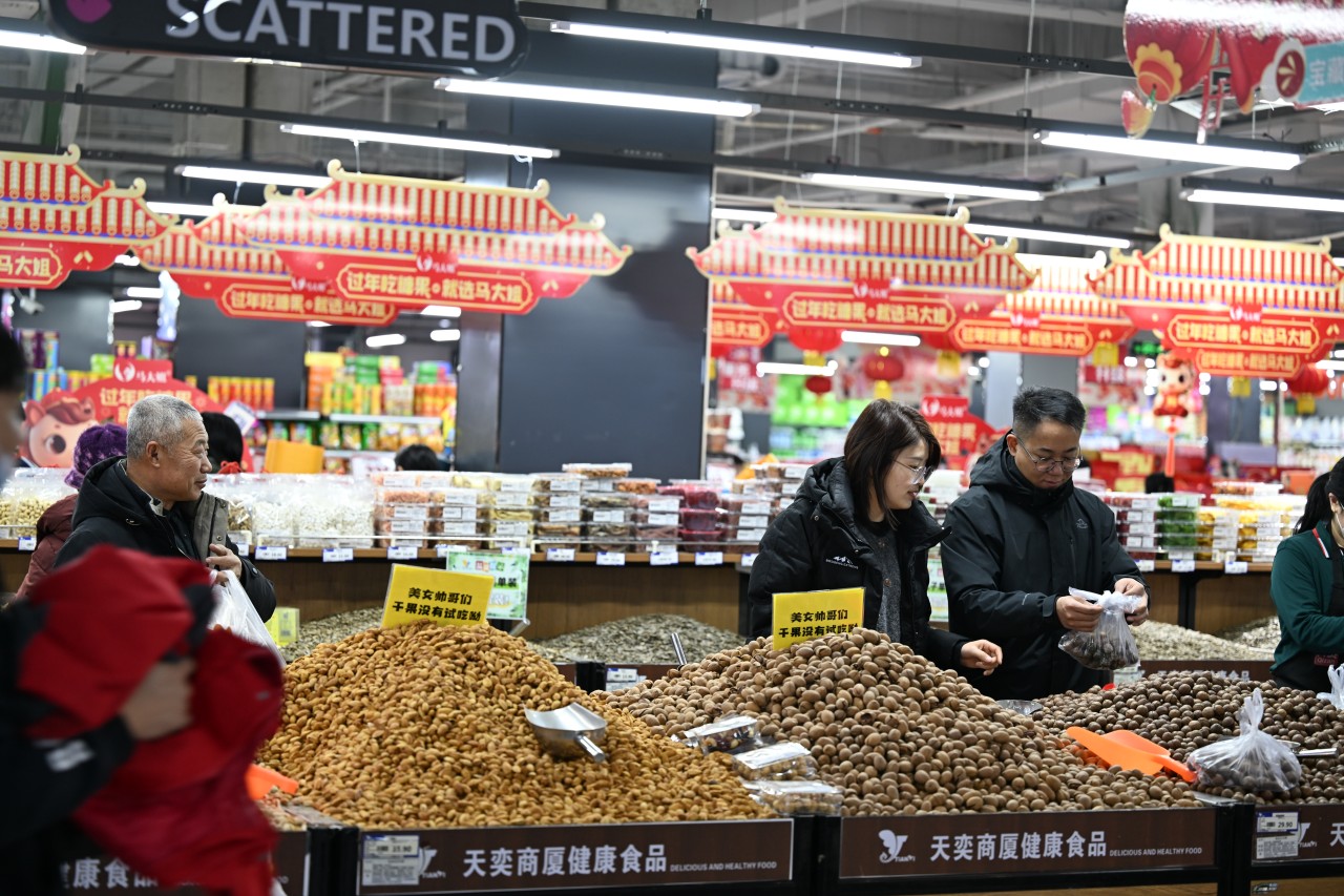 2月11日，顾客在河北省保定市白沟新城一家商超内选购各种坚果。冯云摄
