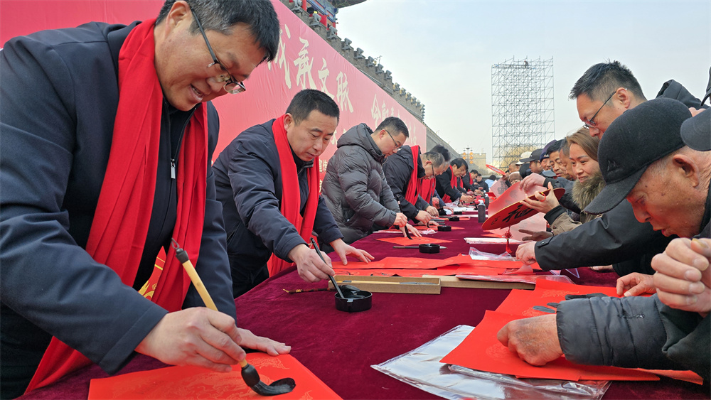 2月10日上午，“迎春送福”送春联活动现场。冯利轩摄