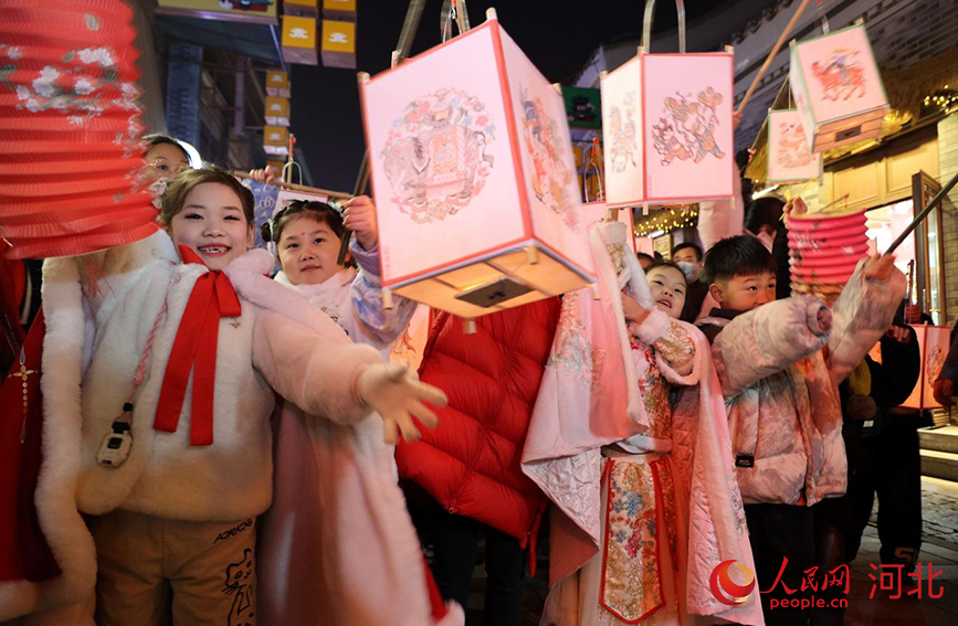 “千童提灯”夜游盛宴现场。人民网记者 方童摄