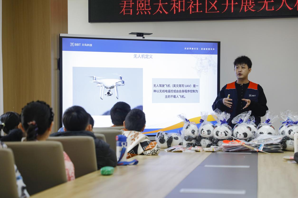 丰南区港岛中心商户大鸟无人机员工向居民演示无人机操作。陈军摄