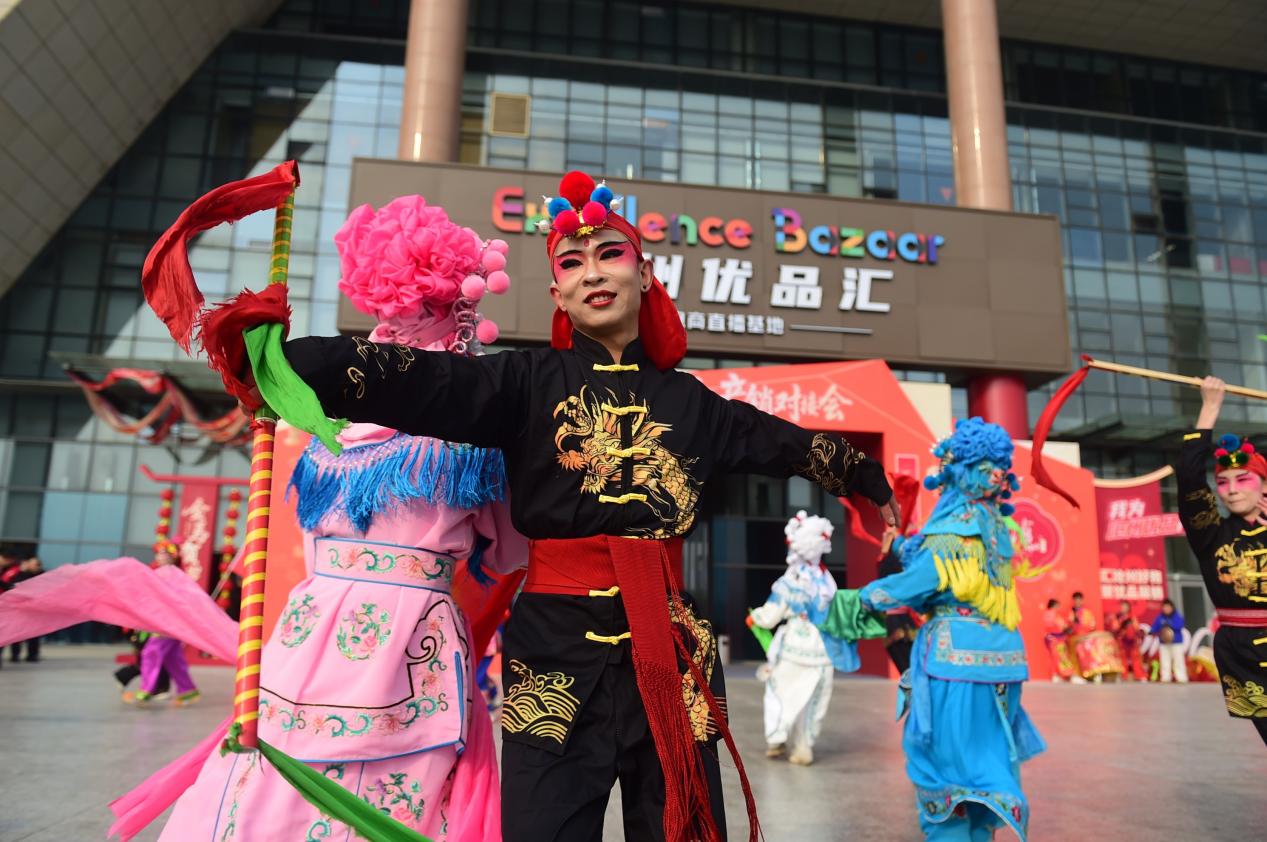民间文艺爱好者在为旅客表演沧州落子。傅新春摄