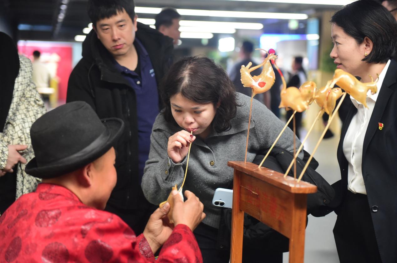 沧州肃宁的吹糖人吸引游客参与。傅新春摄