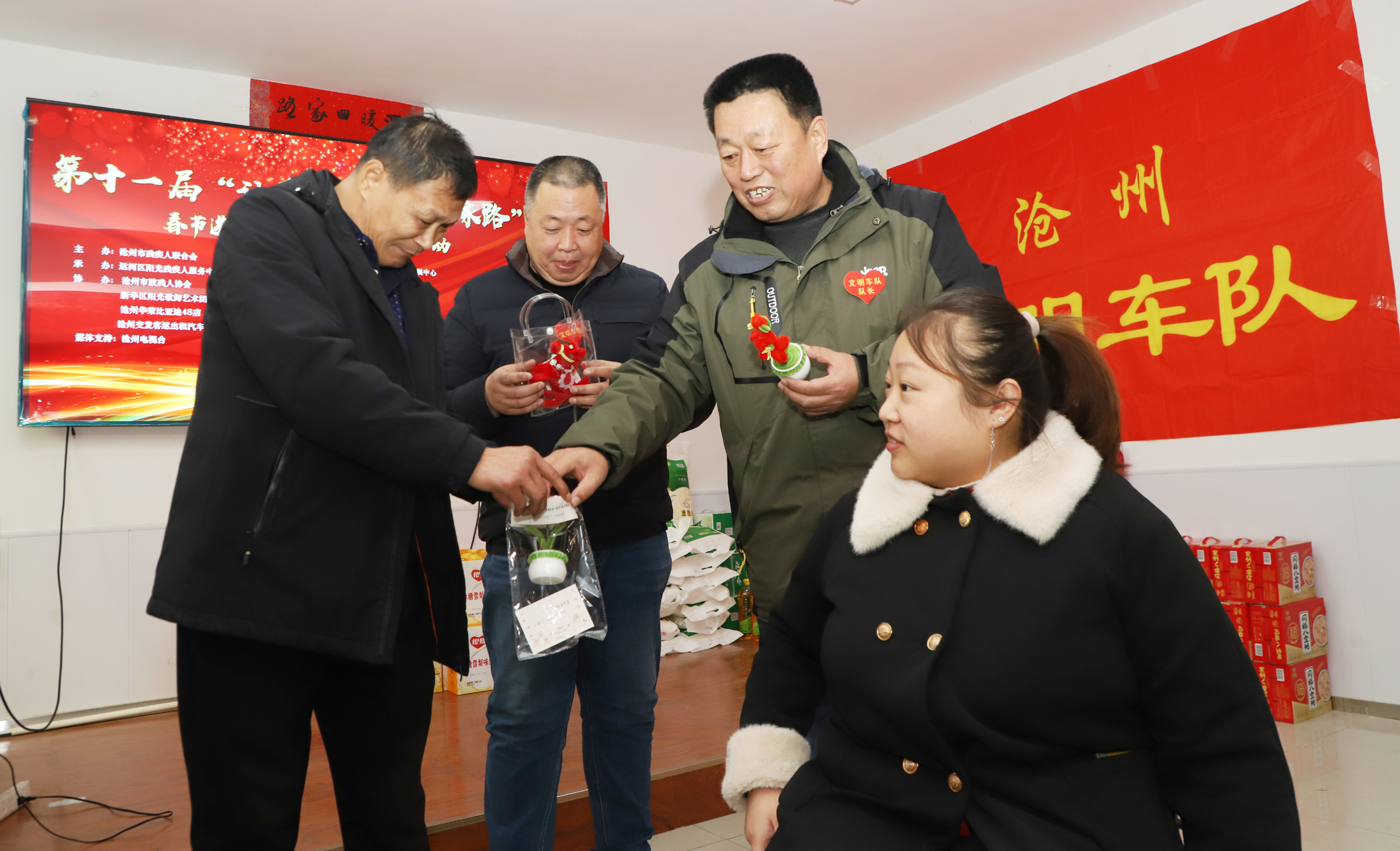 残疾人手工制品送给爱心司机。魏志广摄