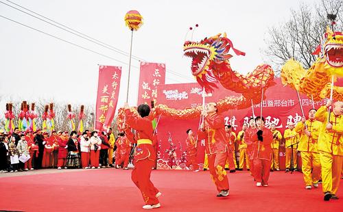 2月10日，隆堯縣群眾在迎新春聯歡會上進行舞龍表演。