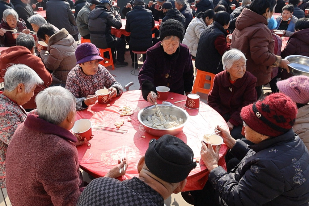 孟庄子村老人们吃着香喷喷的饺子。刘冠一摄