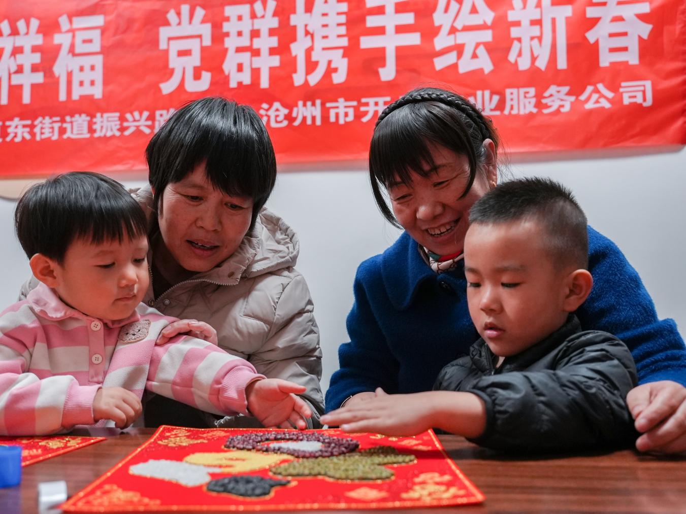 五谷丰登粮食画承载着群众对新年的美好期盼。刘凤清摄