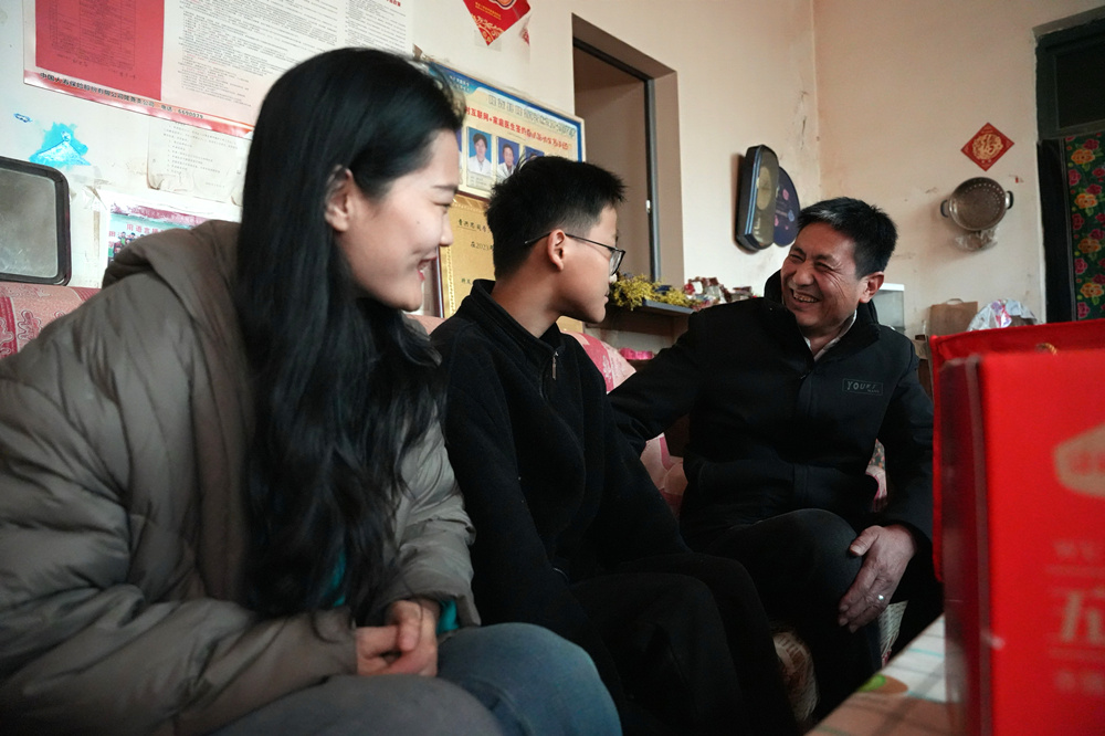 隆堯縣民政局工作人員走訪慰問困境兒童。張冬茹攝