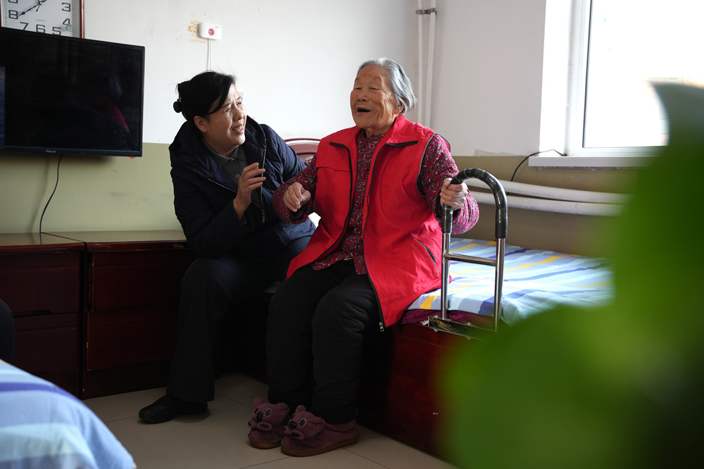 隆堯縣夕陽紅老年公寓，工作人員在和老人拉家常。張冬茹攝