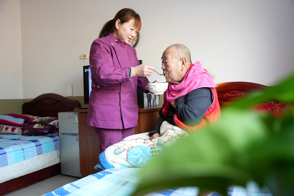 隆堯縣夕陽紅老年公寓，工作人員在給老人喂飯。張冬茹攝