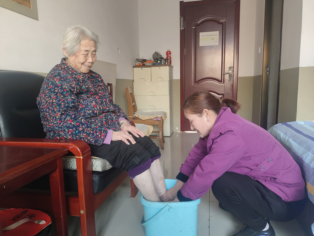 隆堯縣夕陽紅老年公寓，工作人員在給老人洗腳。張冬茹攝