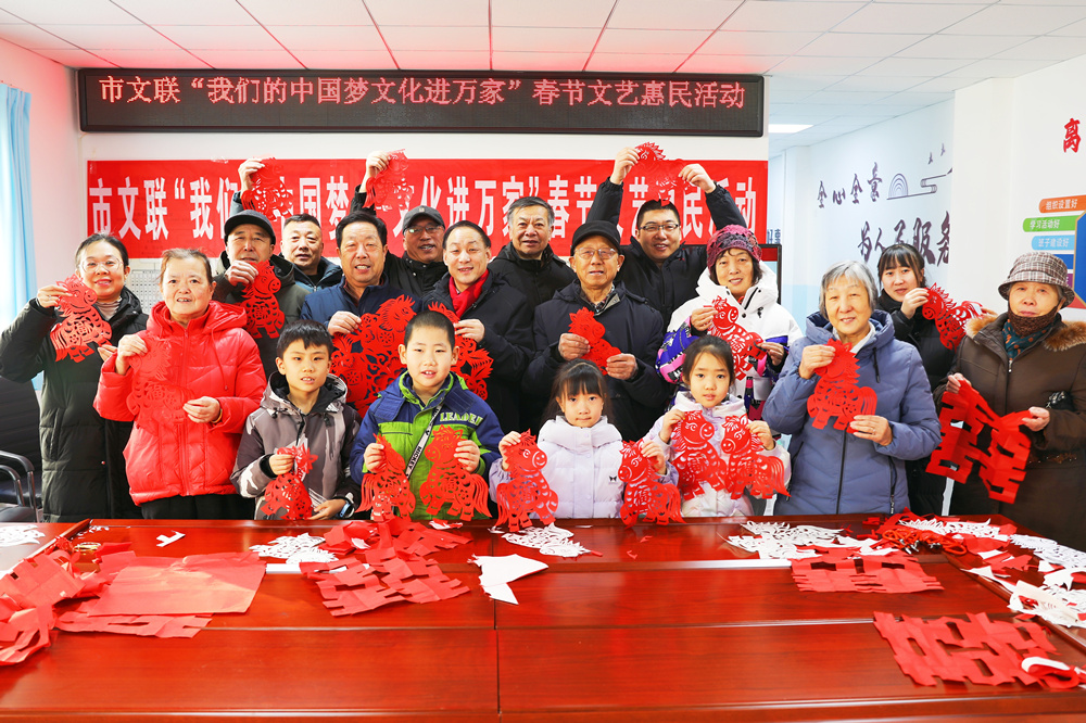 社区居民在春节文艺惠民活动中合影。岑屹摄
