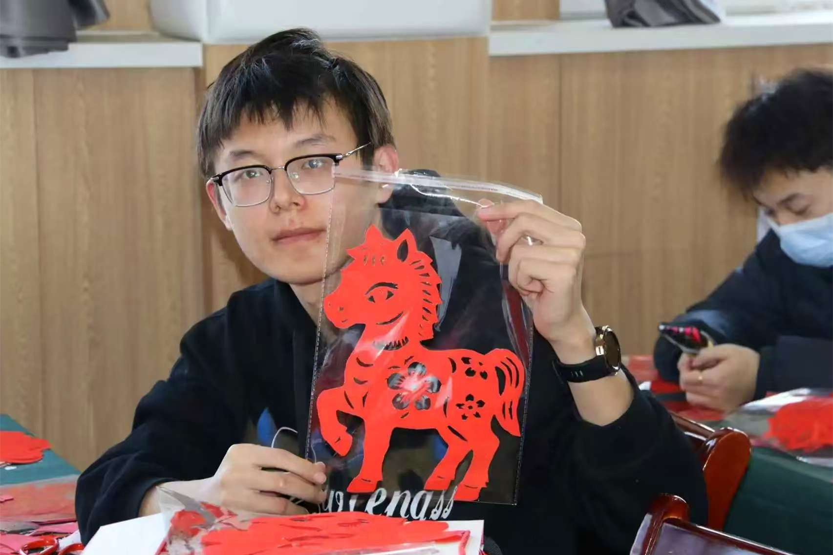 剪纸授课活动现场。共青团阳原县委供图 