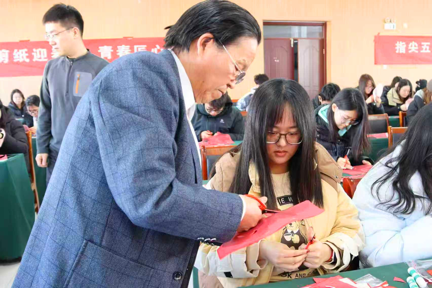 剪纸授课活动现场。共青团阳原县委供图 