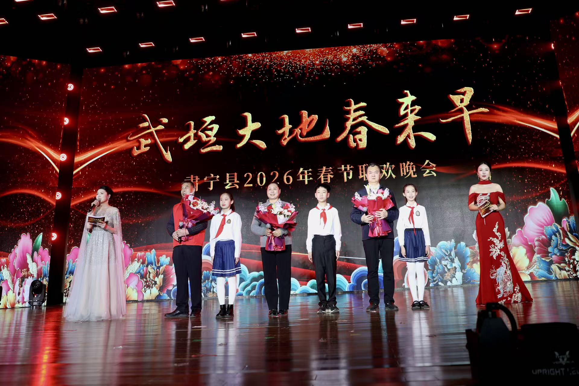 少先隊員用鮮花禮贊身邊“活雷鋒”。劉巨雷攝