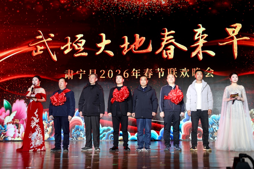 村民代表為“領頭雁”佩戴紅花。劉巨雷攝